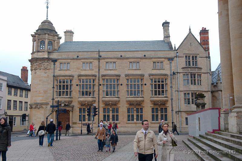 20090412_125209_D3.jpg - In front of Bodlein Library, Oxford