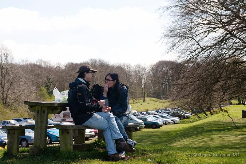 20090413_131919_D3.jpg - Picnic lunch, Broadway Towers Country Park