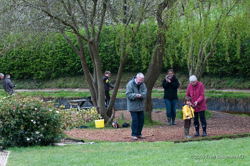 20090414_132011_D300.jpg - Bibury Trout Farm.  Family fishing