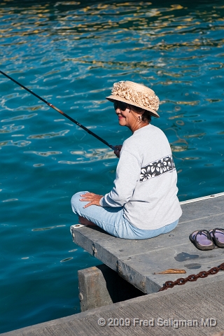 20091102_090118D300.jpg - Lady fishing, Kona, Hawaii