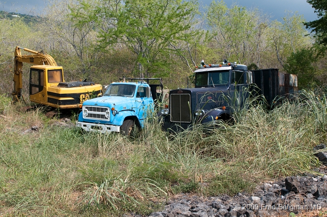 20091102_142353D300.jpg - Abandoned vehicles, Napoopoo Road